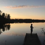 Pescadores em represa ao amanhecer